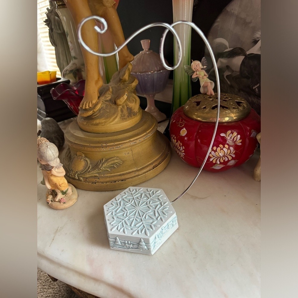 Hallmark Club Exclusive Double Ornament Stand (2020)